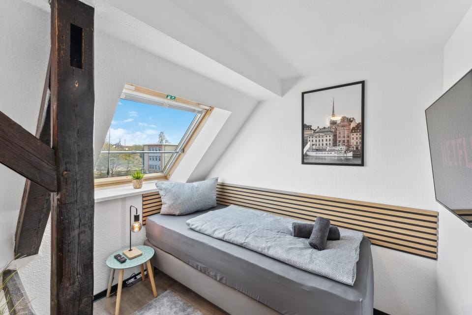 Bed, TV and multimedia, Bedroom