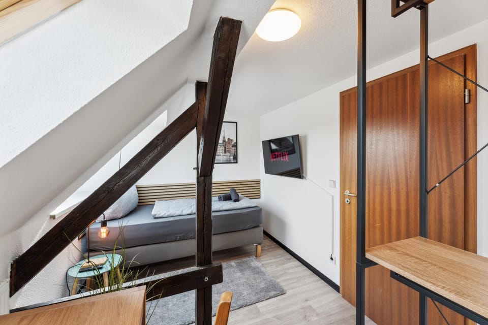 Bed, TV and multimedia, Photo of the whole room, wardrobe