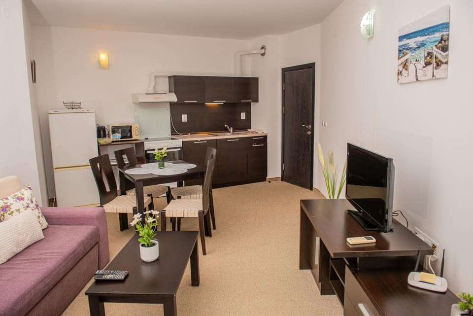 Kitchen or kitchenette, Living room, Dining area
