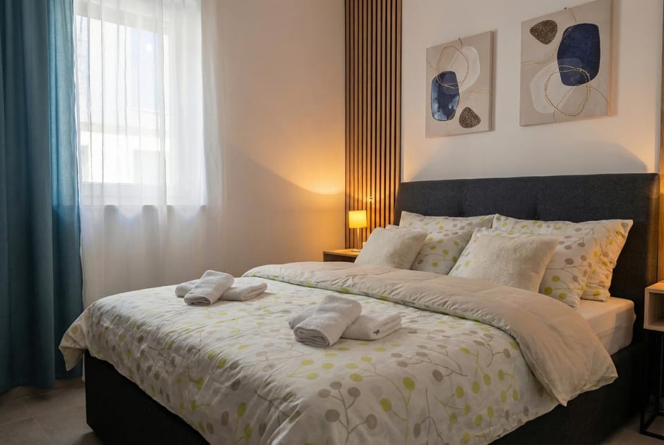 Bed, Bedroom, towels