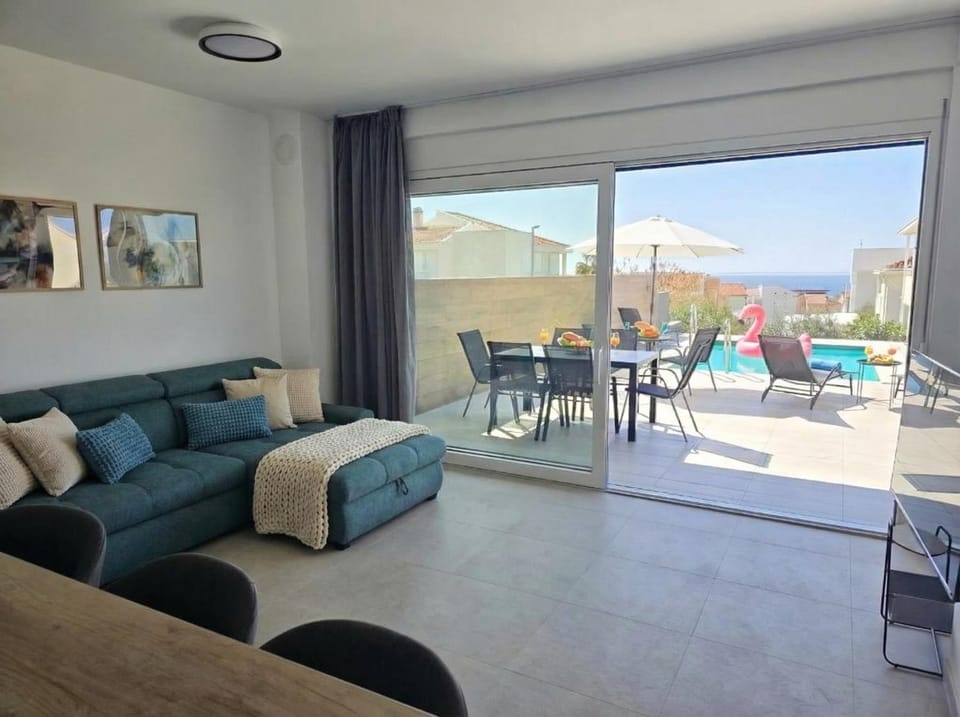 Day, TV and multimedia, Living room