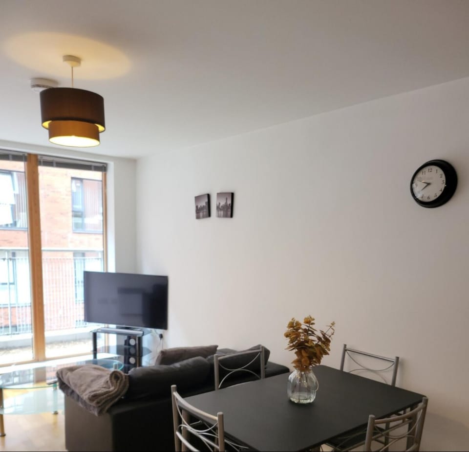 1room in shared 2 bedroom apartment R2 Bed and Breakfast in Salford