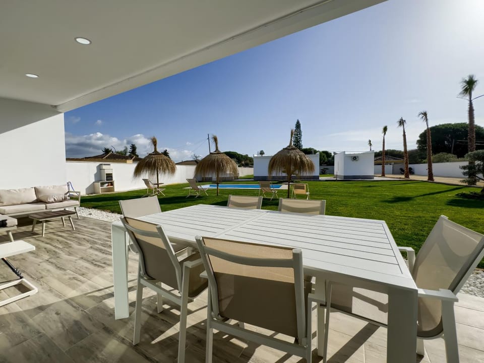 Property building, Balcony/Terrace, Living room