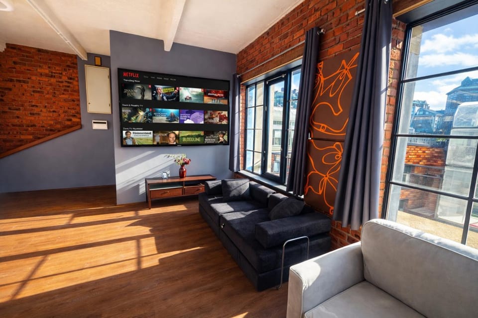 TV and multimedia, Living room, Seating area, Dining area