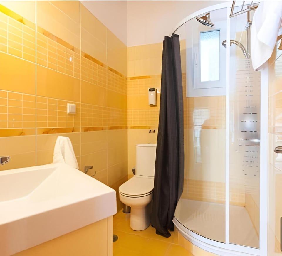 Shower, Toilet, Bathroom, Bath, bidet, towels