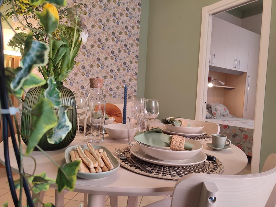 Living room, Food and drinks, Decorative detail, Decorative detail, Seating area, Dining area, Food, Breakfast, Drinks, dishwasher, wardrobe, air conditioner