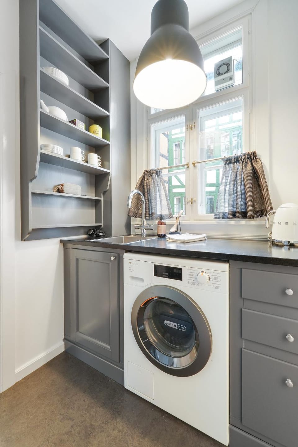 Kitchen or kitchenette, washing machine