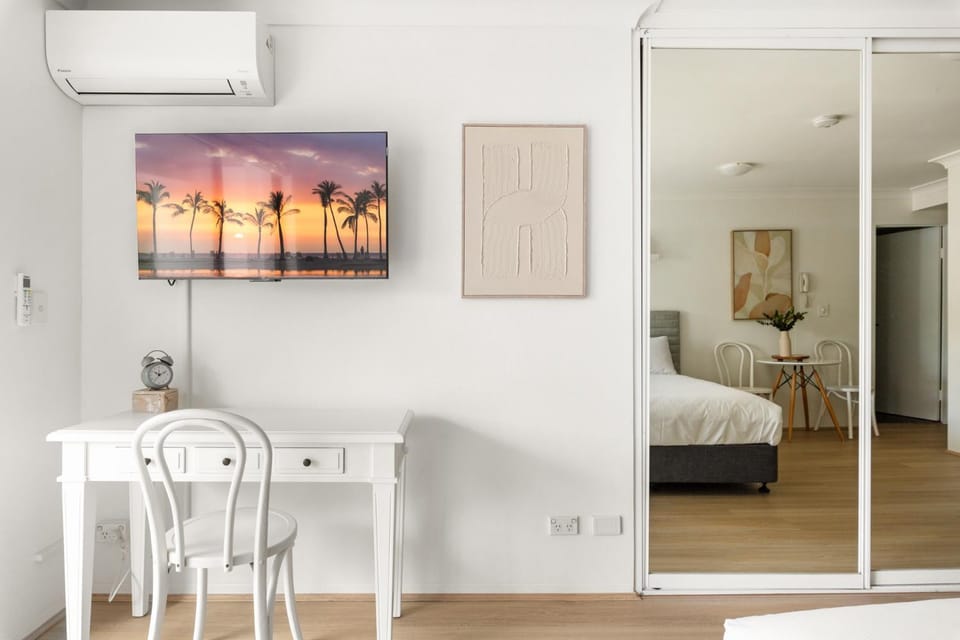 Ideal Studio Inner-City Pad with Private Balcony Apartment in Surry Hills