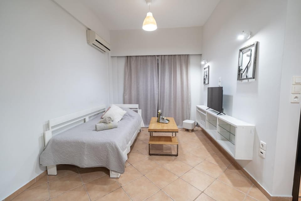 Bed, TV and multimedia, Living room, Photo of the whole room, Seating area, air conditioner