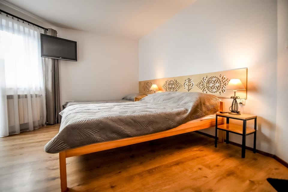 Bed, TV and multimedia, Photo of the whole room, Bedroom