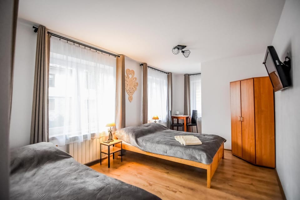Bed, TV and multimedia, Photo of the whole room, Seating area, Bedroom