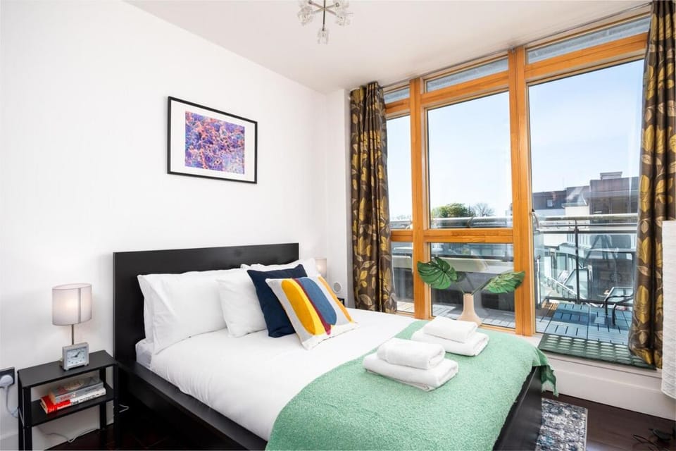 2BR Dublin Apt Balcony, Plants & Electric Piano Apartment in Dublin
