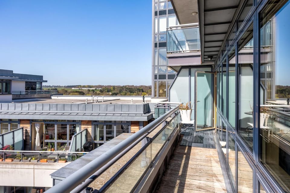 2BR Dublin Apt Balcony, Plants & Electric Piano Apartment in Dublin