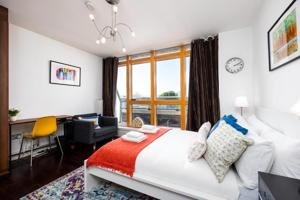 2BR Dublin Apt Balcony, Plants & Electric Piano Apartment in Dublin