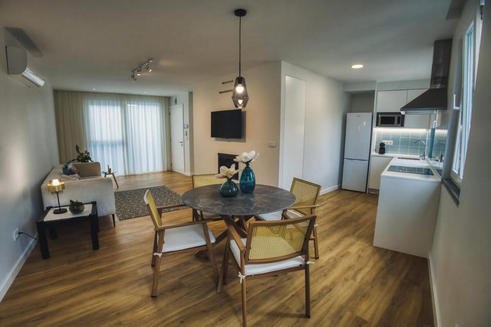 TV and multimedia, Kitchen or kitchenette, Living room, Dining area, stove