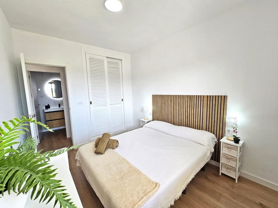 Photo of the whole room, Bedroom, wardrobe