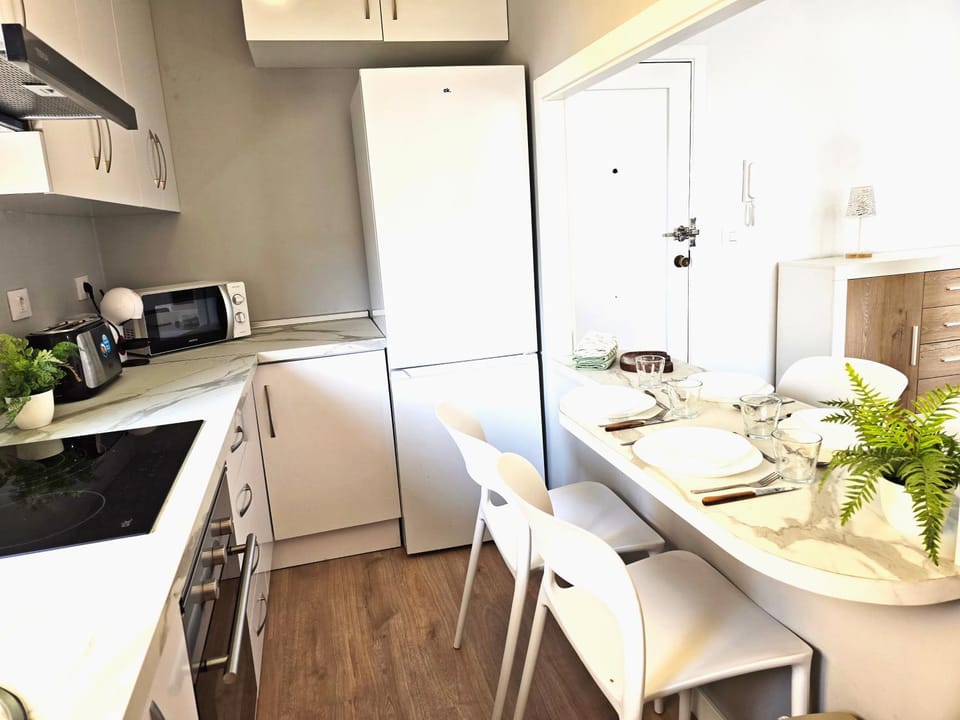 Kitchen or kitchenette, Dining area, stove, toaster