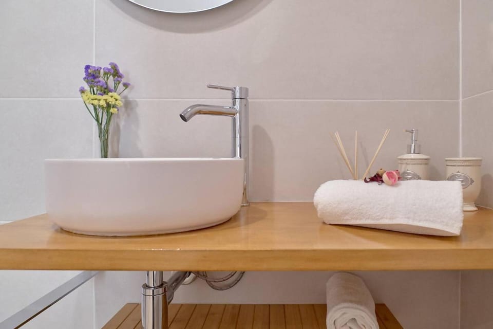 Bathroom, towels