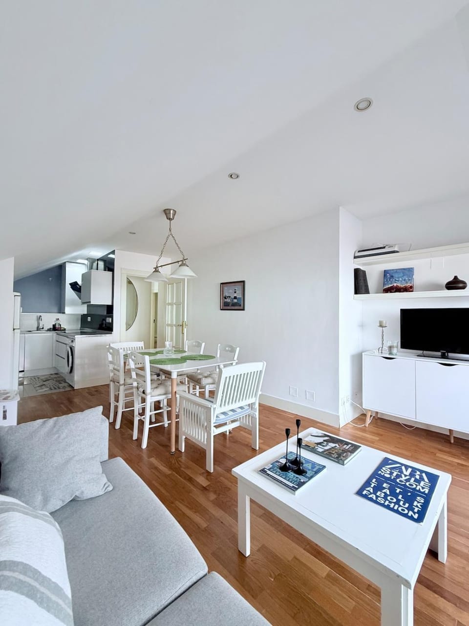 TV and multimedia, Kitchen or kitchenette, Living room, Seating area, Dining area