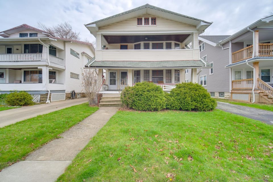 Home 2 Mi to Lakewood Park and Solstice Steps! House in Lakewood