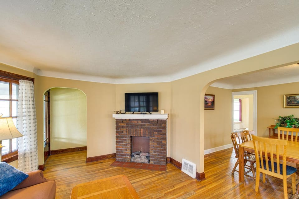 Home 2 Mi to Lakewood Park and Solstice Steps! House in Lakewood