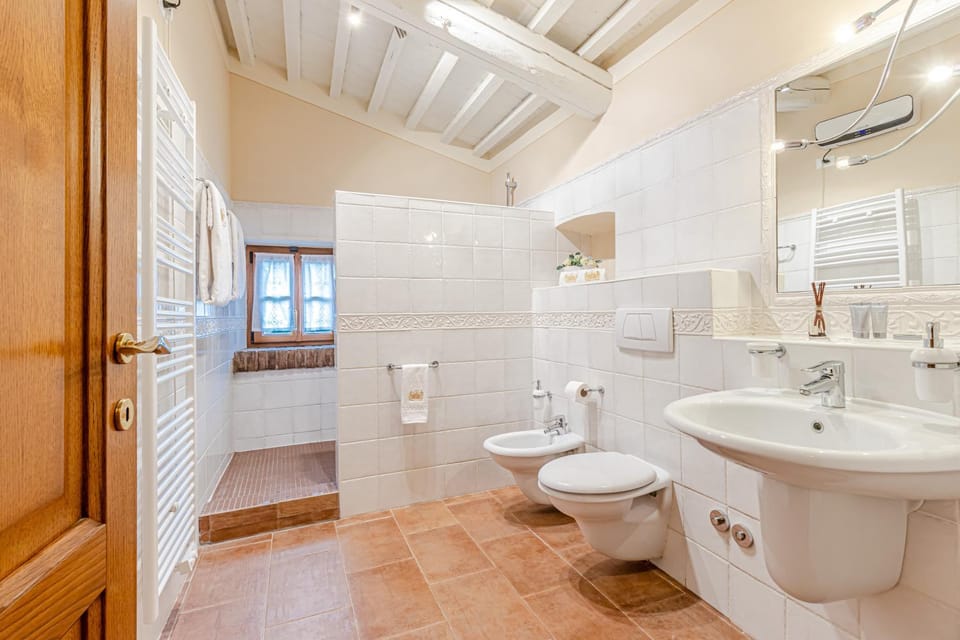 Shower, Toilet, Bathroom, bidet, towels