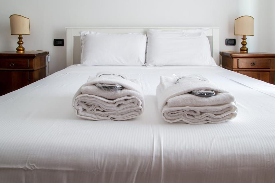 Bed, Photo of the whole room, Bedroom, towels