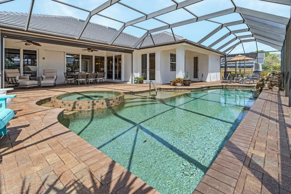 Heated Pool & Spa, Gulf Access, Dock and Tiki Hut - Coastal Escape - Roelens Vacations House in Cape Coral