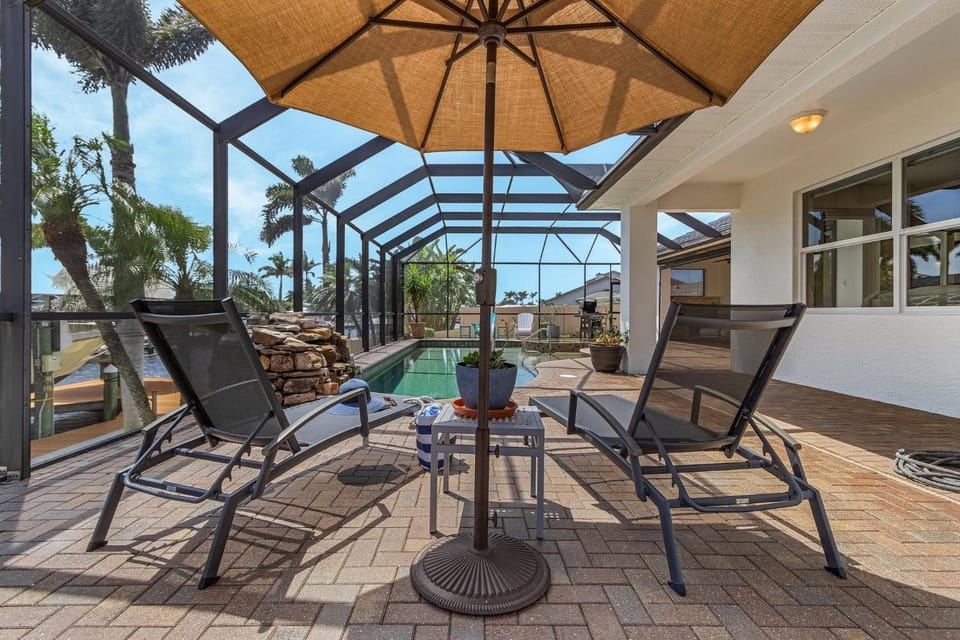 Heated Pool & Spa, Gulf Access, Dock and Tiki Hut - Coastal Escape - Roelens Vacations House in Cape Coral