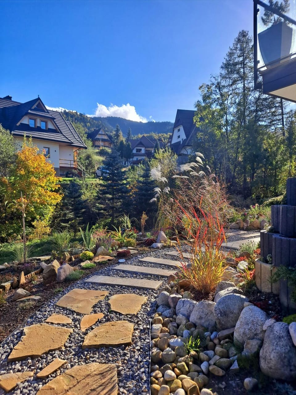 Property building, Spring, Day, Natural landscape, Garden, Garden view, Mountain view