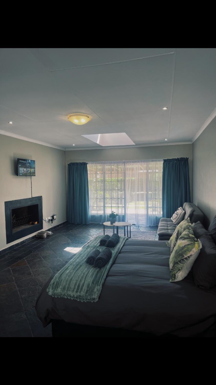 Communal lounge/ TV room, Bed, TV and multimedia, Living room, Photo of the whole room, Seating area, Bedroom, towels