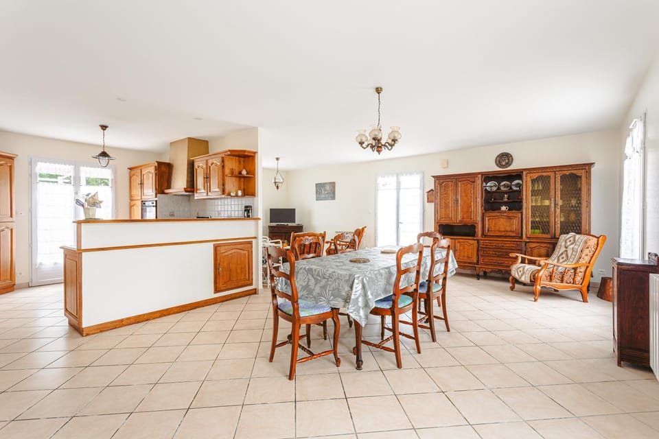Property building, Kitchen or kitchenette, Living room