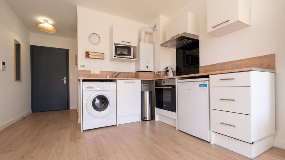 Kitchen or kitchenette, oven, stove, washing machine