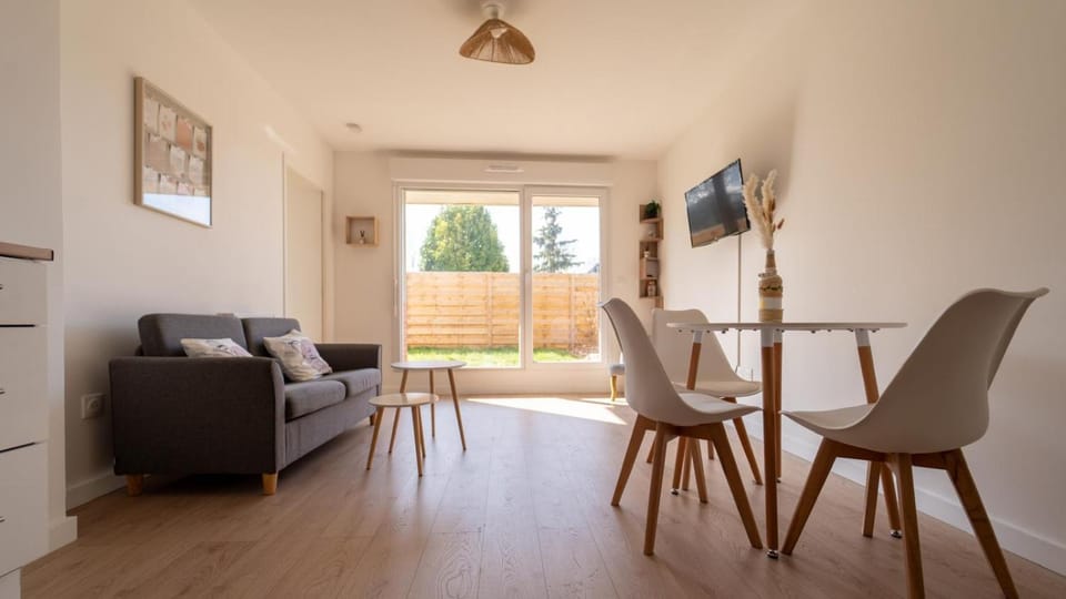 TV and multimedia, Living room, Seating area, Dining area