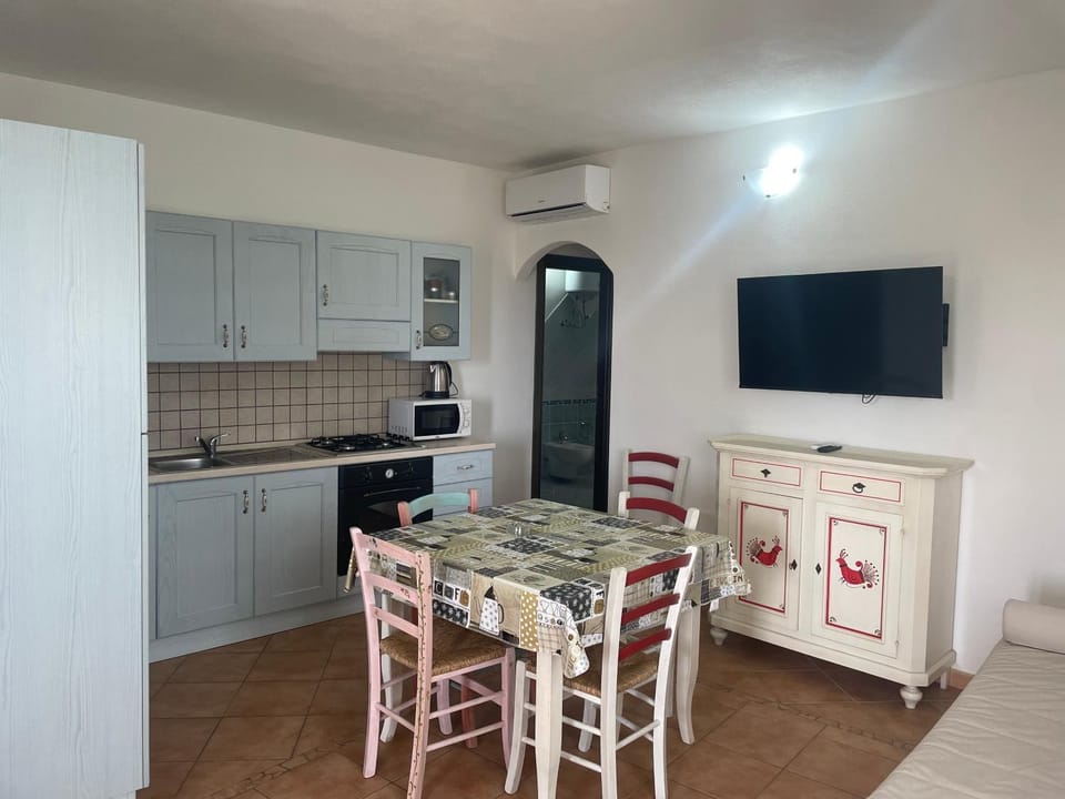 Kitchen or kitchenette, Dining area, oven, stove, toaster
