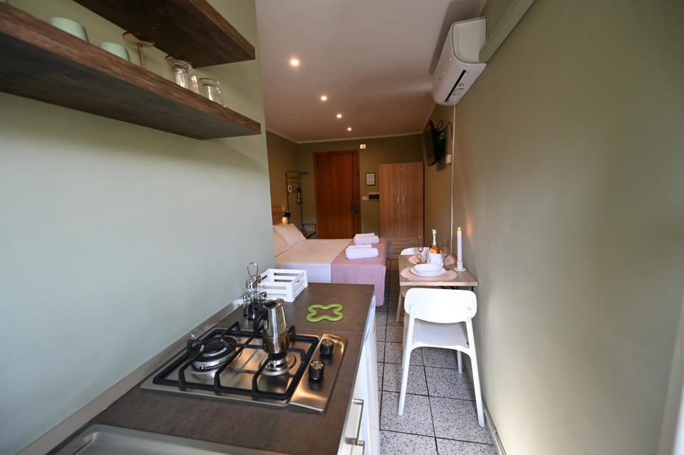 Kitchen or kitchenette, Dining area, stove