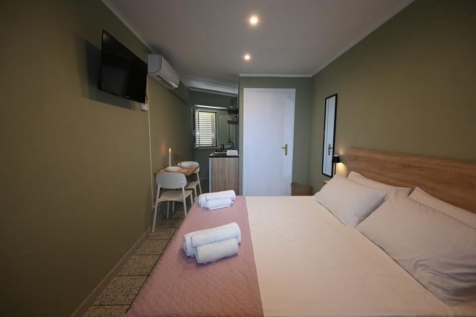 Bed, TV and multimedia, Photo of the whole room, towels, air conditioner