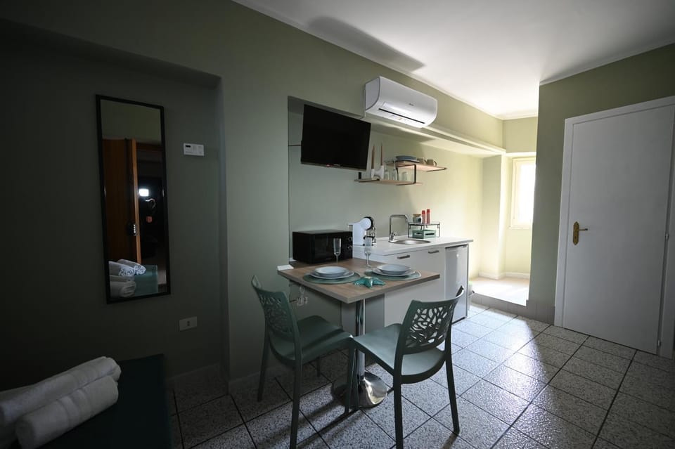 TV and multimedia, Kitchen or kitchenette, Dining area, air conditioner