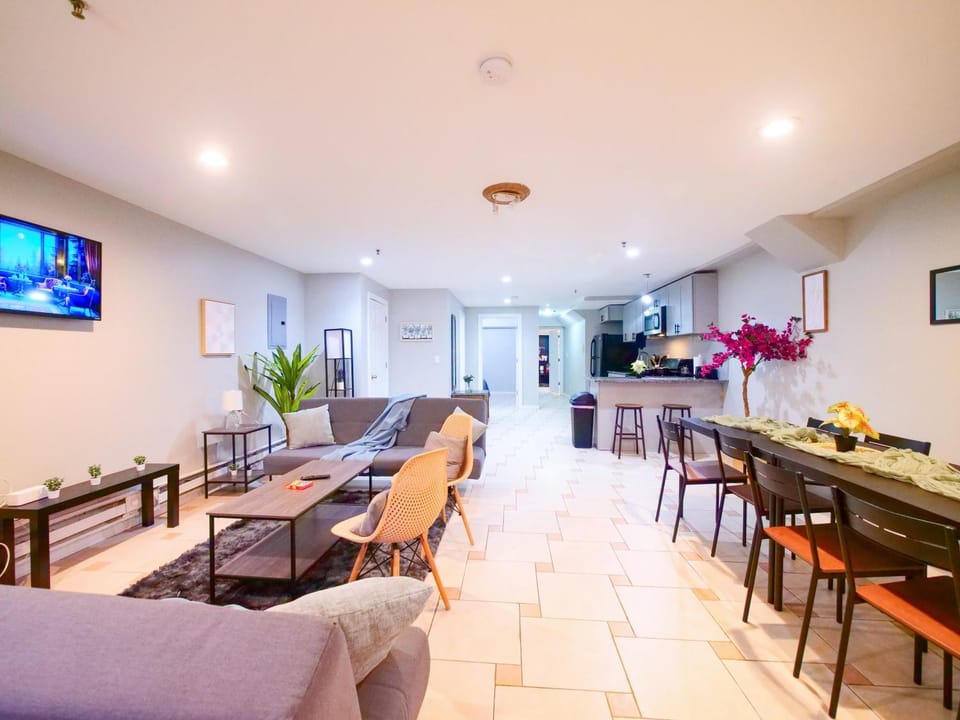 TV and multimedia, Living room, Seating area, Dining area