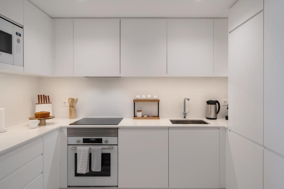 Coffee/tea facilities, Kitchen or kitchenette, stove
