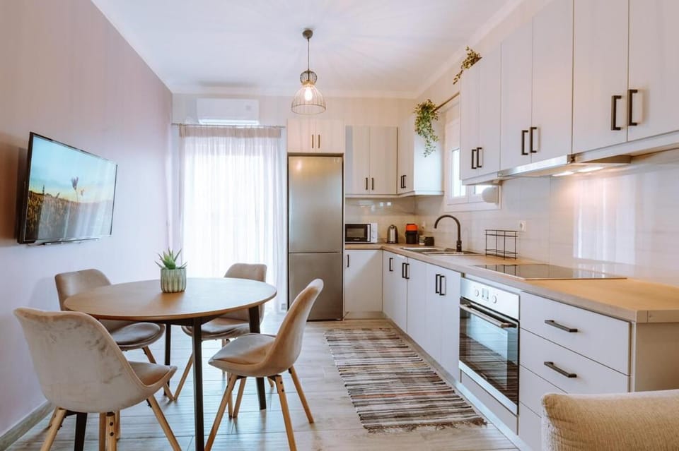 TV and multimedia, Kitchen or kitchenette, Living room, Seating area, Dining area, oven, stove