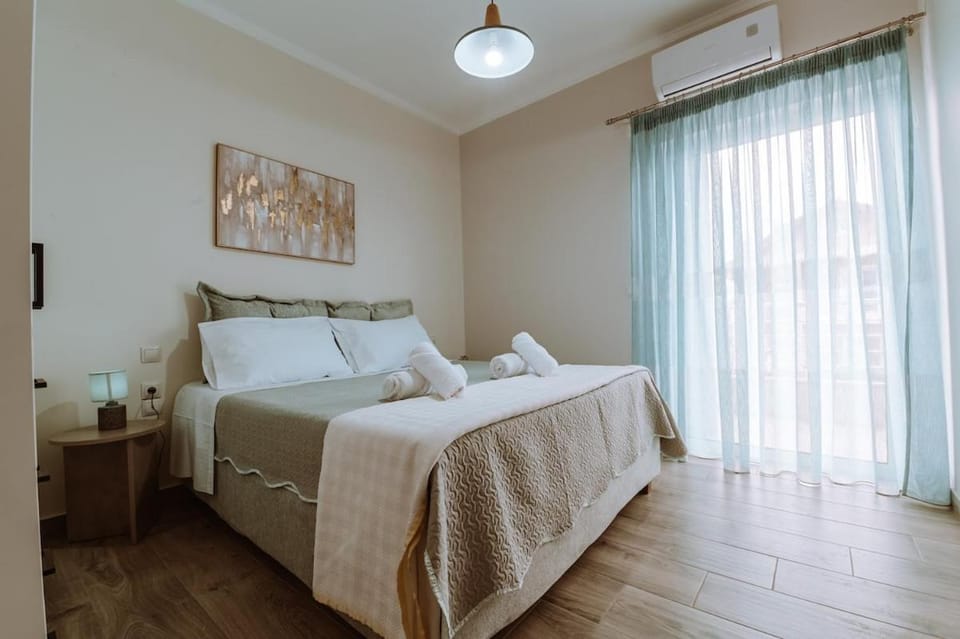 Bed, Photo of the whole room, Bedroom, towels, air conditioner