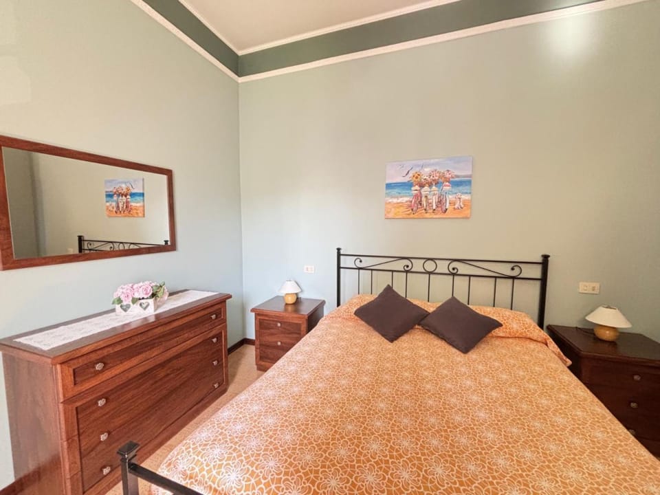 Bed, Photo of the whole room, Bedroom, locker