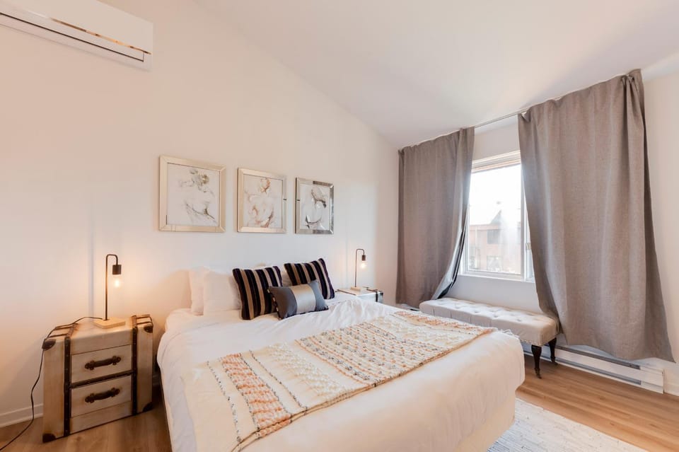 Bed, Photo of the whole room, Bedroom, air conditioner