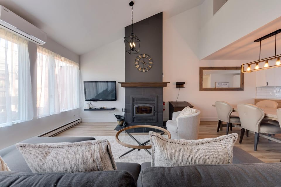 Communal lounge/ TV room, TV and multimedia, Living room