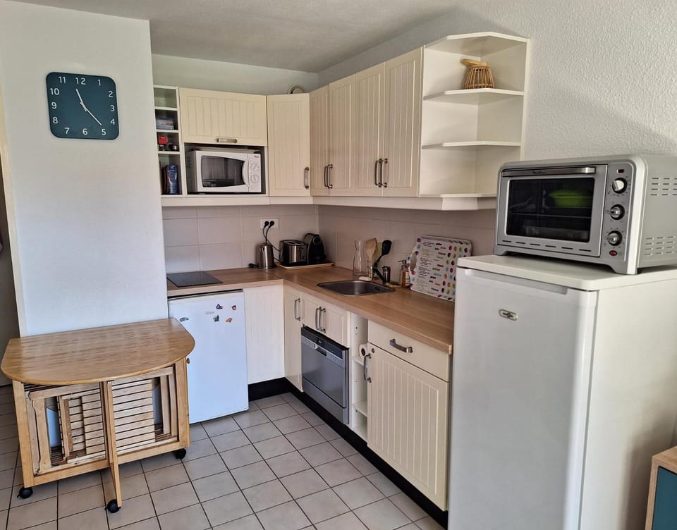 Kitchen or kitchenette, oven, stove