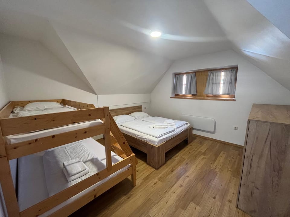 Bed, Photo of the whole room, Bedroom, bunk bed, towels