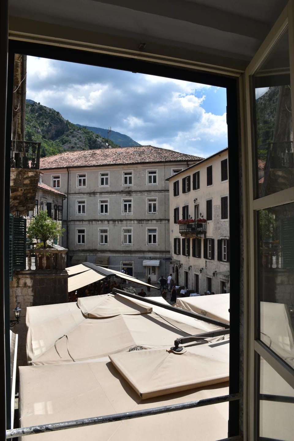 Property building, Day, Natural landscape, City view, Mountain view, Location