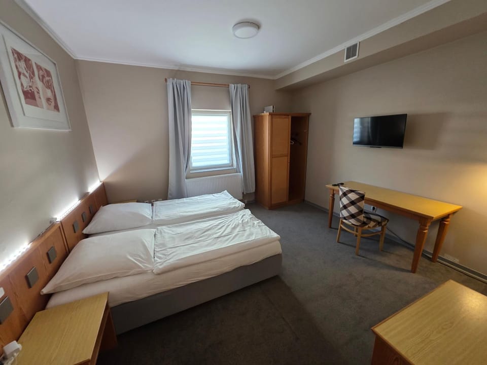 Bed, TV and multimedia, Photo of the whole room, Bedroom