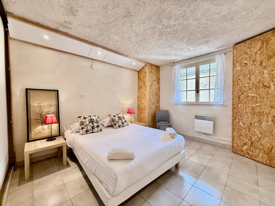 Bed, Photo of the whole room, Bedroom, towels